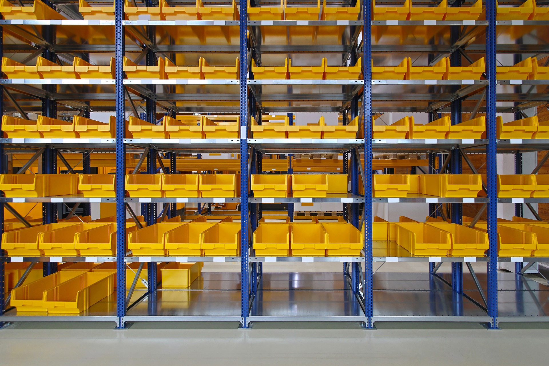 Storage,Bins,And,Trays,In,Distribution,Warehouse